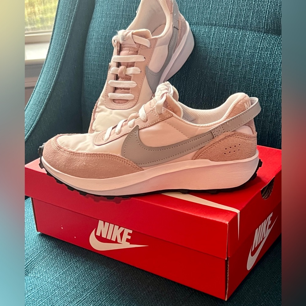 Like New NIKE Sneakers 👟 7- 1/2 🚫Out Of Stock🚫 - Picture 2 of 12